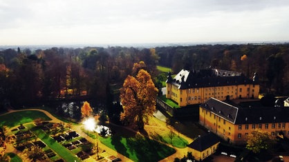 Schloss Dyck und der herbstliche Schlosspark aus der Vogelperspektive