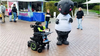 Loona und Nico spielen und drehen sich im Kreis.