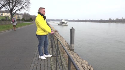 Dominik Pinsdorf blickt auf den Rhein