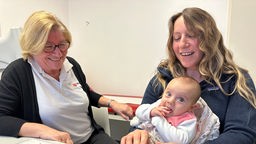 Hebamme Doris Kamman mit einer Patientin und ihrem Baby
