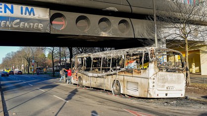 Das Wrack eines ausgebrannten Buses 