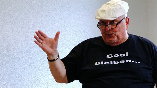 Klaus-Dieter Kaufmann im Unterricht. Er trägt ein T-Shirt mit der Aufschrift "cool bleiben".