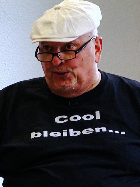 Klaus-Dieter Kaufmann im Unterricht. Er trägt ein T-Shirt mit der Aufschrift "cool bleiben".