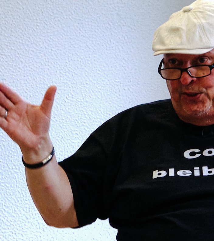 Klaus-Dieter Kaufmann im Unterricht. Er trägt ein T-Shirt mit der Aufschrift "cool bleiben".