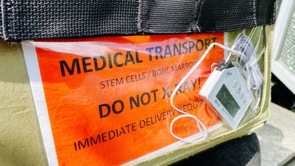 eine Kiste mit der Aufschrift "Medical Transport, Stem Cells, Do not X-ray!