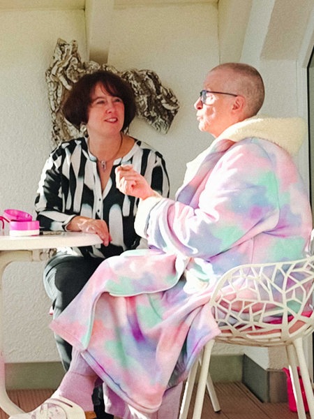 Petra Heinse und Stefanie Kampschulze sitzen gemeinsam auf dem Balkon.