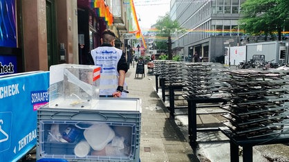 Haku Koufou mit dem Bollerwagen in Köln