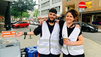 Haku Koufou und Lotta Hennig bei der Essensvergabe