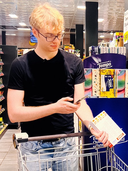 Jonah Hadt scannt in einem Supermarkt ein Produkt mit seiner App.