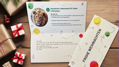 Auf einem Tisch liegt ein ein Geschenkgutschein für die Unterstützung eines sozialen Projekts