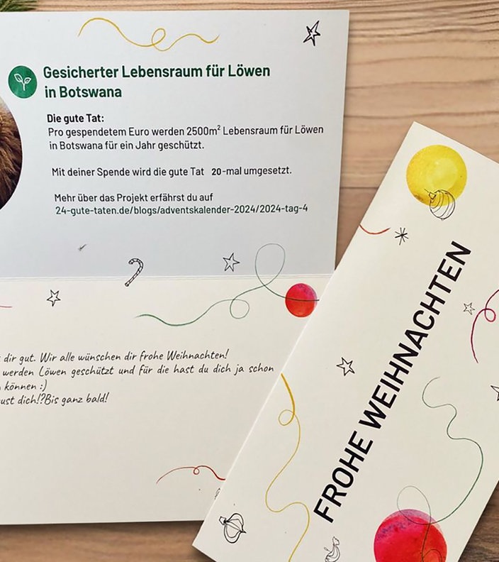 Auf einem Tisch liegt ein ein Geschenkgutschein für die Unterstützung eines sozialen Projekts