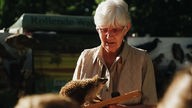 Maria Watermann mit einem Tierpräparat aus ihrer Waldschule