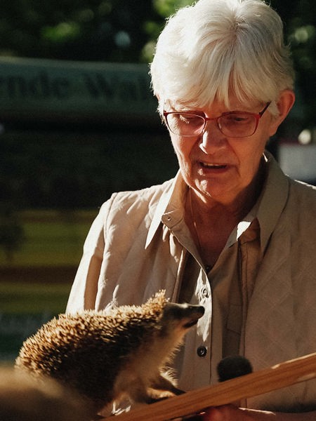 Maria Watermann mit einem Tierpräparat aus ihrer Waldschule