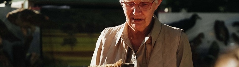 Maria Watermann mit einem Tierpräparat aus ihrer Waldschule