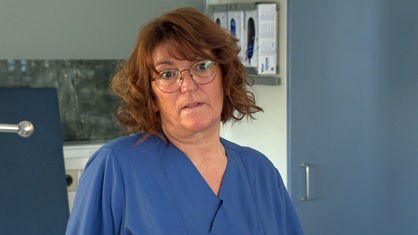 Schwester Sylvia Ludwig steht in einem Krankenhausraum
