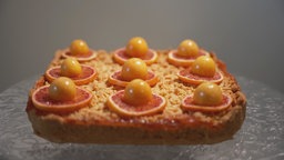 Eine Mürbeteigkuchen mit Orangen und Physalis.