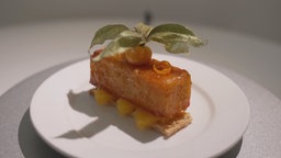 Ein feines Dessert mit Physalis und Orangen.