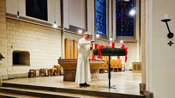 Pater Michael aus dem Kloster Hamborn zündet den Adventskranz an