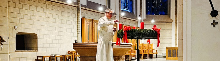 Pater Michael aus dem Kloster Hamborn zündet den Adventskranz an