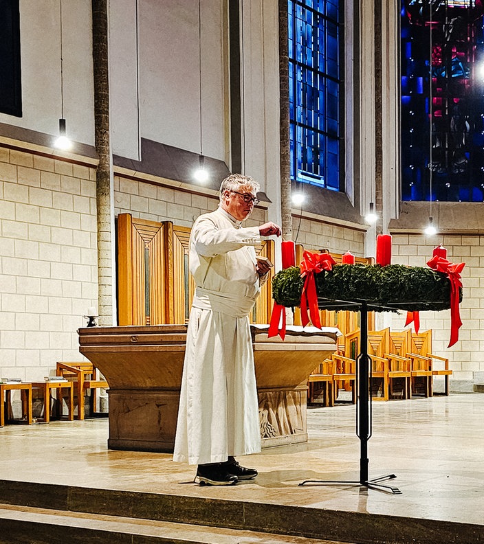 Pater Michael aus dem Kloster Hamborn zündet den Adventskranz an