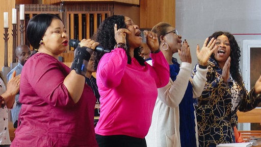 Vier Frauen singen im afrikanischen Gottesdienst