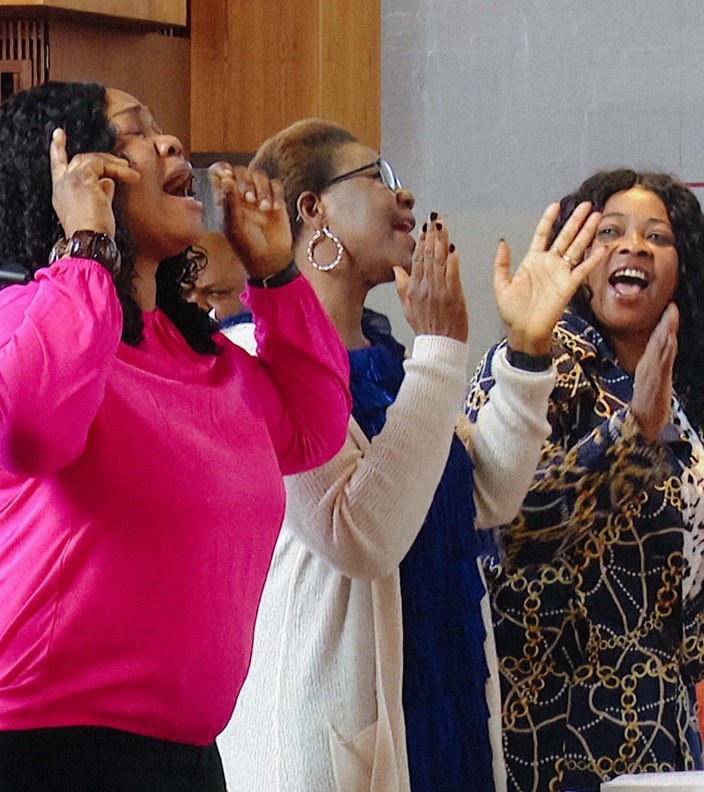 Vier Frauen singen im afrikanischen Gottesdienst