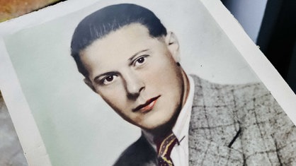 Eine Portraitaufnahme von Alfred Ehrlich als junger Mann mit zurückgekämmtem Scheitel. 