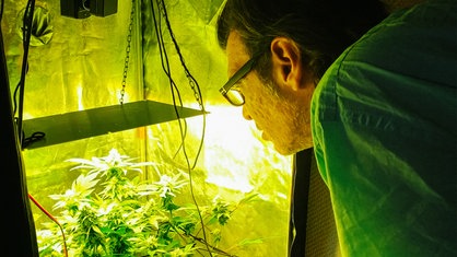 André Schneider steht vor seiner Growbox