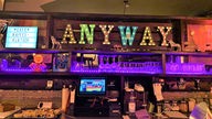 Leuchtende Buchstaben bilden den Schriftzug "Anyway"