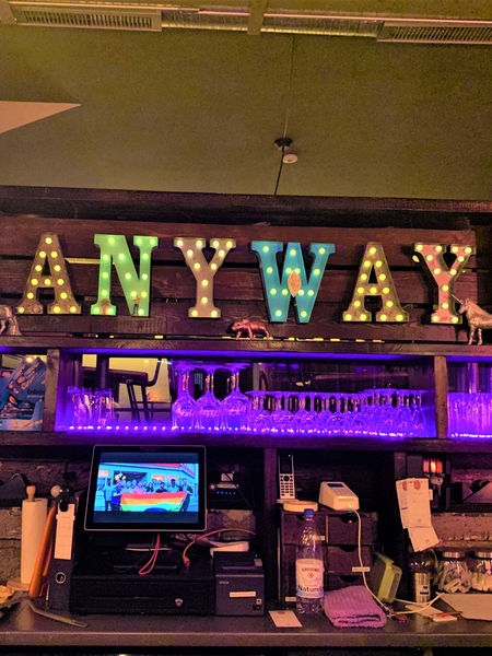 Leuchtende Buchstaben bilden den Schriftzug "Anyway"