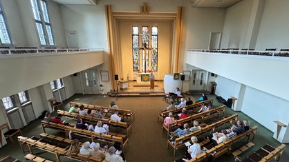 Gottesdienst in einer Kirche von oben 