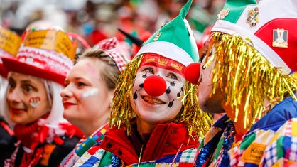 Bunt kostümierte Karnevalisten feiern Karneval in Köln