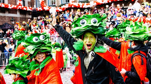 Bunt kostümierte Karnevalisten feiern Karneval in Düsseldorf