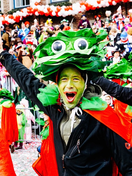 Bunt kostümierte Karnevalisten feiern Karneval in Düsseldorf