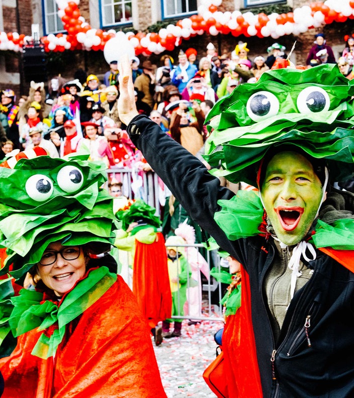 Bunt kostümierte Karnevalisten feiern Karneval in Düsseldorf