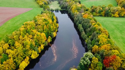 Eine Drohnenaufnahme zeigt das Hammerbachtal aus der Luft