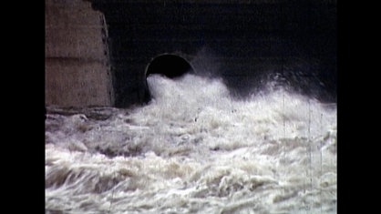 Aus einem Wasserrohr fließt Wasser in die Biggetalsperre