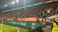Blick auf eine gefüllte Zuschauertribüne im Düsseldorfer Stadion. Ganz vorne ist die Ratingen-Fahne zu sehen.