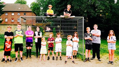 Kinder stehen auf dem Bolzplatz an der Walporzheimerstraße