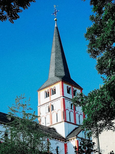 Blick auf die Kirche in Bonn-Schwarzrheindorf