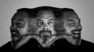 Bearbeitete Schwarzweiß Aufnahme: Gesicht eines Mannes optisch verzehrt, so dass er drei statt einen Kopf hat, jeder Kopf hat eine andere Mimik