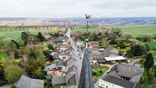 Luftaufnahme von Keyenberg mit dem Tagebau im Hintergrund