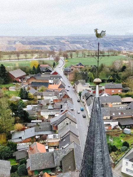 Luftaufnahme von Keyenberg mit dem Tagebau im Hintergrund