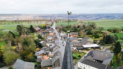 Luftaufnahme von Keyenberg mit dem Tagebau im Hintergrund