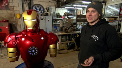 Christian Vlasak steht vor seinem "Iron Man"-Anzug