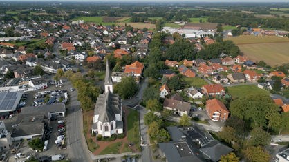 Luftaufnahme von Westenholz: Blick auf Kirche, Häuser und Wälder am Boden