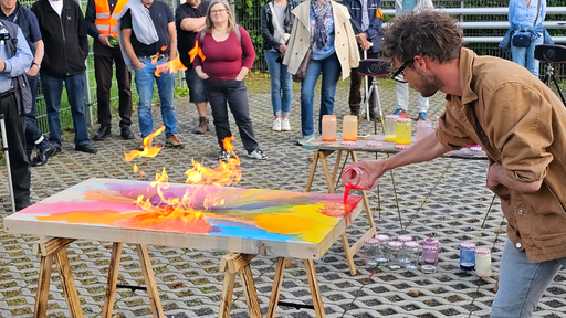 Künstler Alex Cummins lässt sein Bild brennen