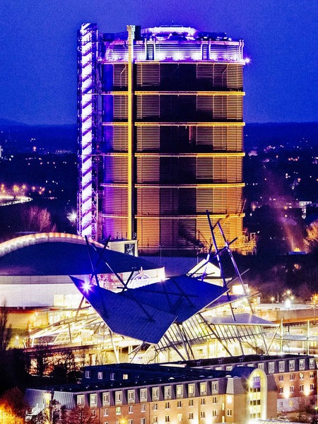 Eine panorama Aufnahme das Gasometers in Oberhausen bei Nacht.