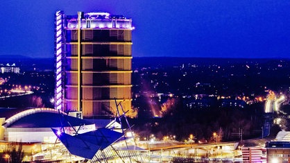 Eine panorama Aufnahme das Gasometers in Oberhausen bei Nacht.