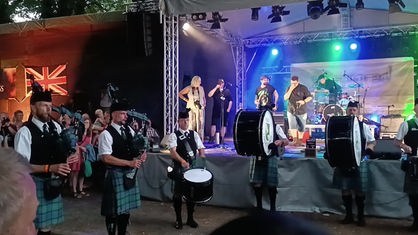 Mitglieder der "Ems Highlander" spielen bei einem Auftritt Dudelsack und Trommeln